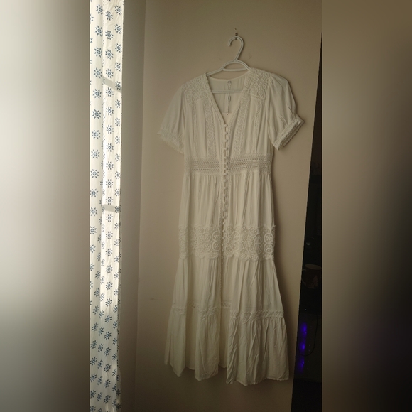 White Lace Applique mid-drift Short Sleeve Midi Dress - Picture 2 of 13